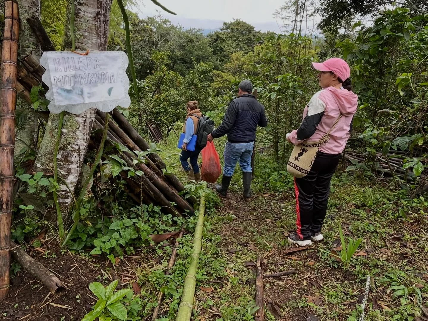 Recorrido comunitario por un sendero rural en el territorio de San Agustín